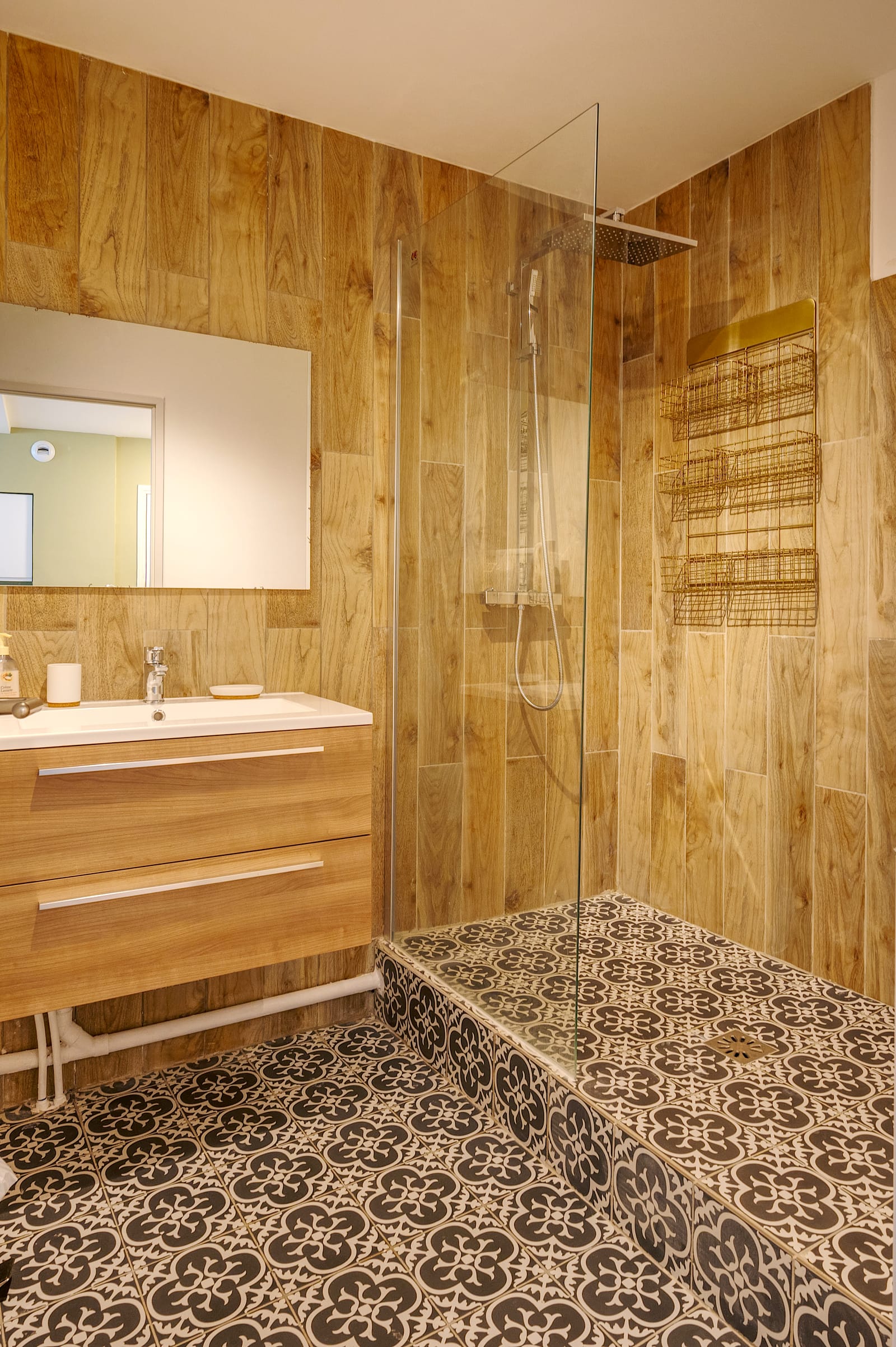 Vasque avec tiroirs de rangement et douche à l'italienne, vue d'ensemble de la salle de bain