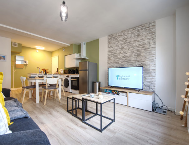 Le coin salon / cuisine équipée. TV de 127 cm avec Netflix